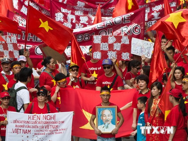 Vietnamese people in Hong Kong march to oppose China